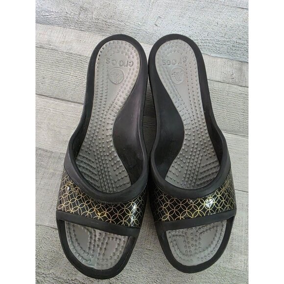Crocs Black & Gold Wedge Sandals Womens Size 10 Geometric Pattern - Picture 2 of 4